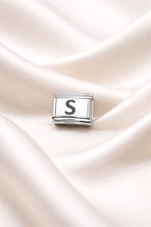 Bez S Harfli Charm – Paslanmaz Çelik, Kişiye Özel Harfli Bileklik Aksesuarı Najmaddin