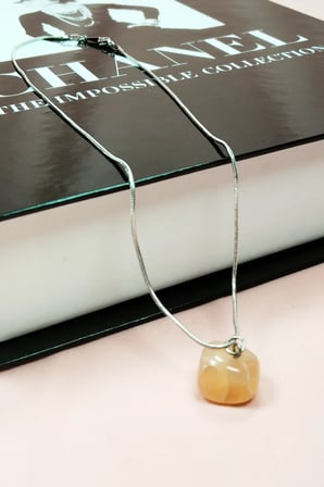 Tedar Kalsit Doğal Taşı Zincirli El Yapımı Kolye Uç: 1,5 cm Zincir: 20 cm Kutulu Najmaddin