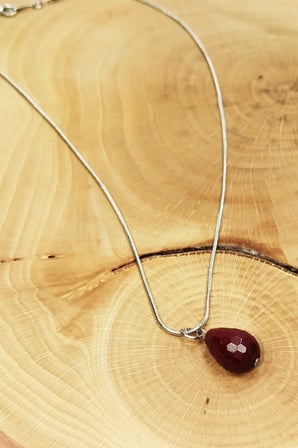 Tedar Yakut Doğal Taşı Zincirli El Yapımı Kolye Uç: 1,5 cm Zincir: 20 cm Kutulu Najmaddin
