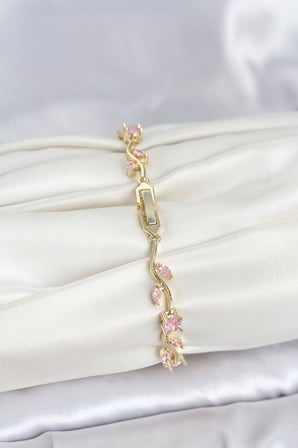 Hepsi Pirinç Gold Renk Pembe Zirkon Taşlı Çiçek Model Kadın Bileklik 5886 Najmaddin