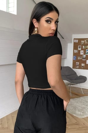 Beru Kadın Siyah Göğüs Dekolteli Yarım Kollu Cut Out Crop Top Bluz Najmaddin