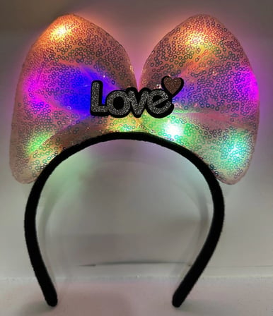 Tedar Led Işıklı 3 Farklı Fonksiyonda Yanan Gümüş Love Yazılı Toz Pembe Fiyonk Taç 20x17 Cm Najmaddin