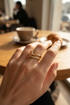 Hepsi Gold Renk Dalgalı ve Zirkon Taşlı Model Kadın Yüzük 5886 Najmaddin