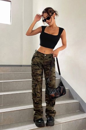 Beru Kadın Siyah Modern Fit Kare Yaka Kalın Omuz Detaylı Crop Top Bluz Najmaddin