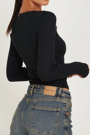 Beru Kadın Siyah Kare Yaka Dantelli Uzun Kollu Crop Top Bluz Najmaddin