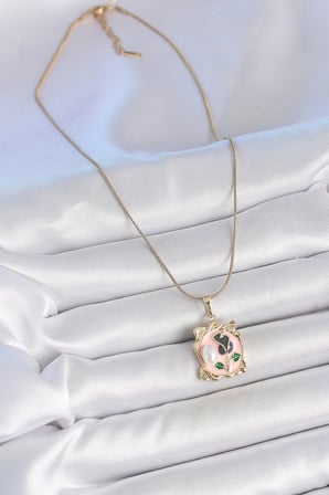 Bez 316L Çelik Gold Renk Zincir Pembe Mineli Çiçek İşlemli İnci Detay Portre Model Kadın Kolye Najmaddin