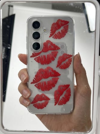 Hepsi Samsung Galaxy S24 FE Kırmızı Dudak / Öpücük Desenli Şeffaf Telefon Kılıfı Najmaddin