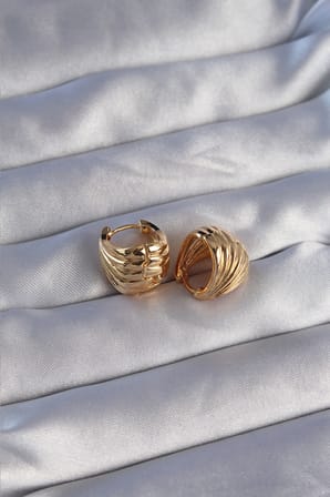 Bez Pirinç Gold Renk Tırtıklı Minimal Bombeli Tasarım Küpe Najmaddin