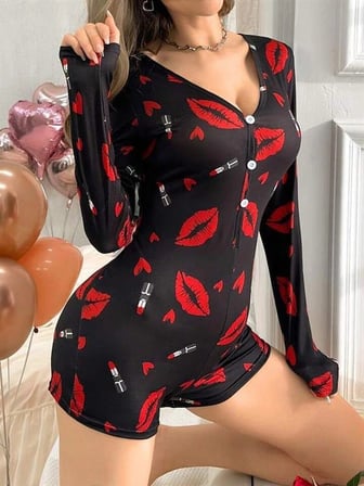 Nevamel® Pamuklu Kırmızı Ruj Ve Öpücük Desenli Düğmeli Uzun Kol Tulum Pijama