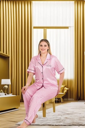 Nevamel® Büyük Beden Şık Tasarım Pembe Çizgili Düğmeli Kısa Kol Lüx Saten Pijama Takımı