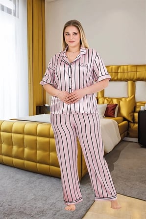 Nevamel® Büyük Beden Şık Tasarım Pembe Siyah Çizgili Düğmeli Kısa Kol Lüx Saten Pijama Takımı