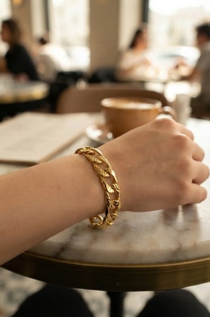 Nevamel® Pirinç Gold Renk Yıldız İşleme Zincirli Kadın Bileklik 5886