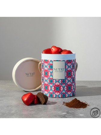 Nutat Çikolata Nutat Hediyelik Kalp Çikolata Kutusu - 300G Fındık Kremalı El Yapımı Çikolata - Şık Desenli Silindir Kutu