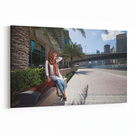 Olla 16900Y Model / Manken Görseli Yatay Kanvas Tablo (Ölçü: 45X30)