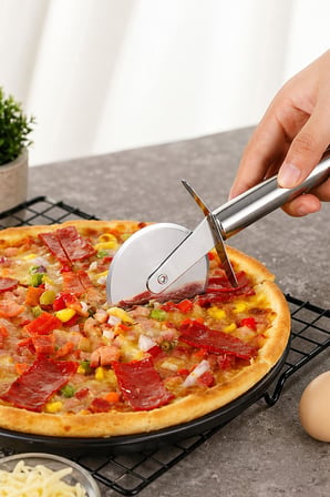 Pizza Kesici Paslanmaz Çelik Metal Saplı Yuvarlak Bıçak Dilimleme Aparatı Ergonomik
