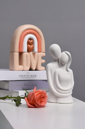 Sevgili Aşıklar Sarılmış Biblo Seramik Tozlu Dekoratif Figür Romantik Hediyelik Ev Süs Eşyası