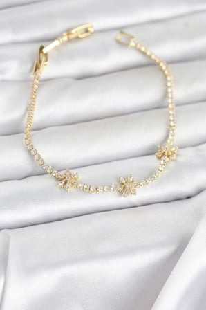 Pirinç Gold Renk Çiçek Model Zirkon Taşlı Su Yolu Kadın Bileklik - TJ-BB8373
