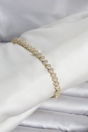 Pirinç Gold Renk Kalp Model Sıralı Zirkon Taşlı Kadın Bileklik - TJ-BB8423