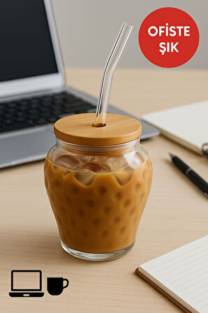 Çilek Desenli 400 ml Borosilikat Cam Bardak – Bambu Kapaklı, Cam Pipet Hediyeli, Şık ve Sağlıklı