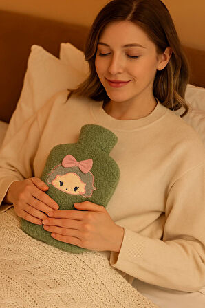 Yeşil Peluş Sıcak Su Torbası – Yumuşak, Güvenli ve Şık Saçlı Kız Model, 1 Litre