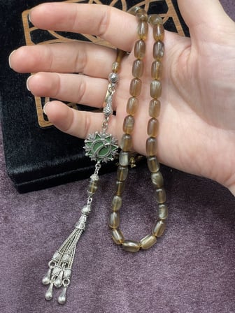 Alpaka Mineli Madalyonlu Sedef Simli Ateş Kehribar Tesbih (Kahve Tonları, 7x11 mm)