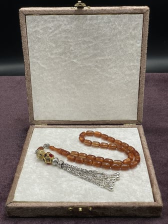 Gold Renkli ve Taşlı Alpaka Aksamlı Sedef Simli Ateş Kehribar Tesbih (Tarçın, 7x11 mm)