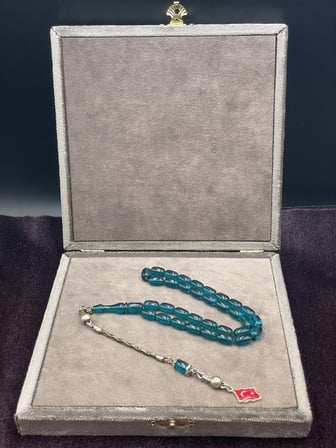 Türk Bayrağı Uçlu Arpa Kesim Petrol Mavisi Ateş Kehribar Tesbih (6x10 mm)