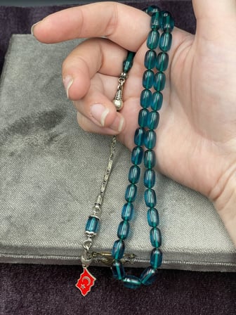 Türk Bayrağı Uçlu Arpa Kesim Petrol Mavisi Ateş Kehribar Tesbih (6x10 mm)
