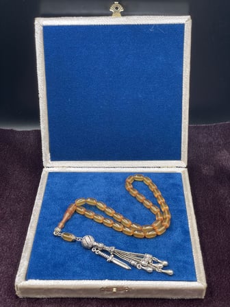 Alpaka Kılıç Detaylı Buğulu Hamur Ateş Kehribar Tesbih (7x11 mm)