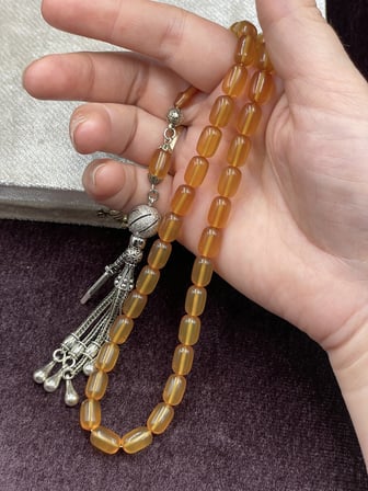 Alpaka Kılıç Detaylı Buğulu Hamur Ateş Kehribar Tesbih (7x11 mm)