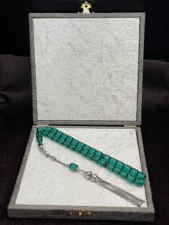 Alpaka Zincir Püsküllü Blok Kesim Zümrüt Yeşili Ateş Kehribar Tesbih (9x10 mm)