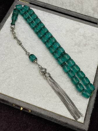 Alpaka Zincir Püsküllü Blok Kesim Zümrüt Yeşili Ateş Kehribar Tesbih (9x10 mm)