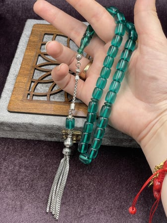 Alpaka Zincir Püsküllü Blok Kesim Zümrüt Yeşili Ateş Kehribar Tesbih (9x10 mm)