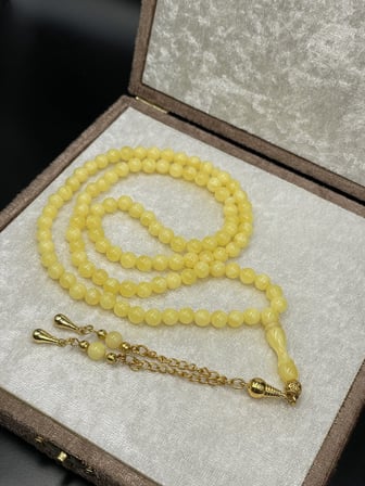 Gold Renkli Alpaka Püsküllü 99'luk Küre Kesim Sarı Damla Kehribar Benzetmesi Beyrut Tesbih