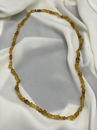 Orijinal Ukrayna Kaya Damla Kehribar Şeffaf Sarı İnce Tane Yetişkin Kolye (58 cm)