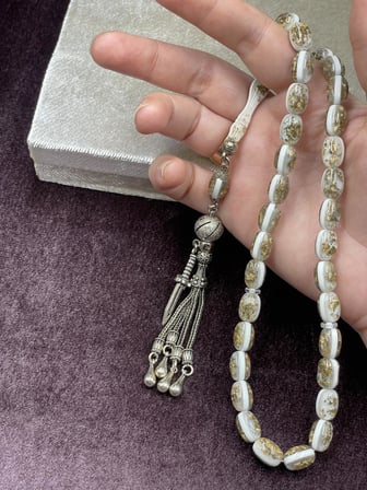 Alpaka Kılıç Detaylı Beyaz Altın Varaklı Uçak Camı Tesbih (12x8 mm)