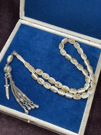 Alpaka Kılıç Detaylı Beyaz Altın Varaklı Uçak Camı Tesbih (12x8 mm)