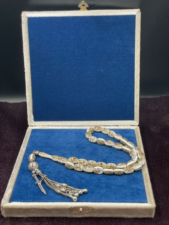 Alpaka Kılıç Detaylı Beyaz Altın Varaklı Uçak Camı Tesbih (12x8 mm)