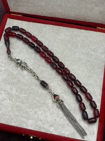 Alpaka Zincir Püsküllü Sıkma Kehribar Tesbih (Bordo, 7x11 mm)