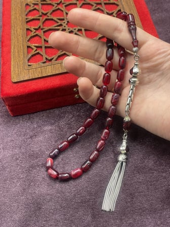 Alpaka Zincir Püsküllü Sıkma Kehribar Tesbih (Bordo, 7x11 mm)