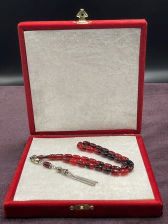Alpaka Zincir Püsküllü Çift Renk Sıkma Kehribar Tesbih (Kırmızı-Siyah, 7x11 mm)