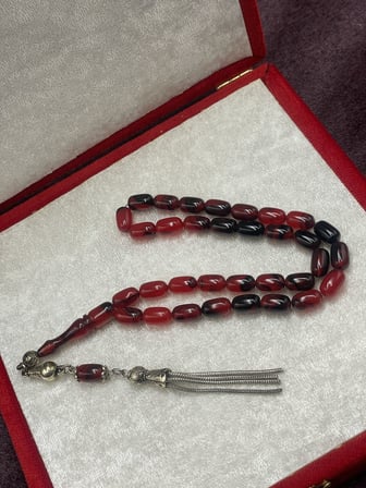 Alpaka Zincir Püsküllü Çift Renk Sıkma Kehribar Tesbih (Kırmızı-Siyah, 7x11 mm)