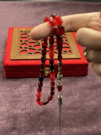 Alpaka Zincir Püsküllü Çift Renk Sıkma Kehribar Tesbih (Kırmızı-Siyah, 7x11 mm)