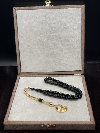 Gold Renkli Bozkurt Uçlu Siyah Sıkma Kehribar Tesbih (10x7 mm)