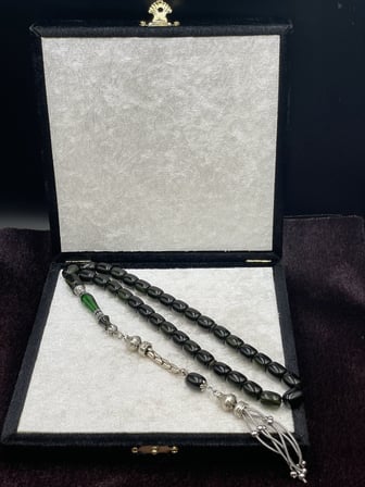 Alpaka Nakkaş İmameli Zümrüt Yeşili Sıkma Kehribar Tesbih (9x11 mm)