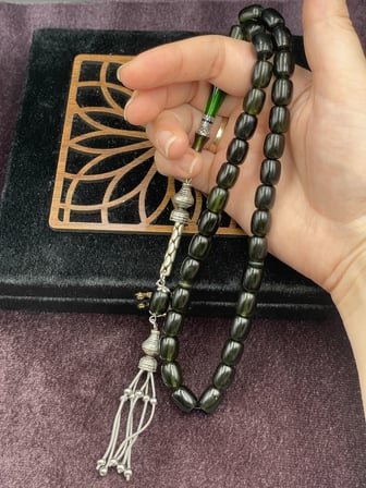 Alpaka Nakkaş İmameli Zümrüt Yeşili Sıkma Kehribar Tesbih (9x11 mm)
