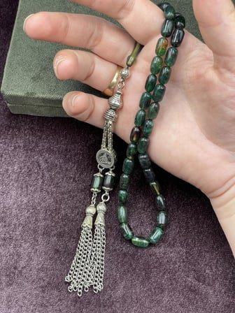 Alpaka Tuğralı Asansör Püsküllü Koyu Yeşil Sıkma Kehribar Tesbih (7x11 mm)