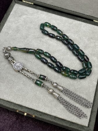Alpaka Tuğralı Asansör Püsküllü Koyu Yeşil Sıkma Kehribar Tesbih (7x11 mm)