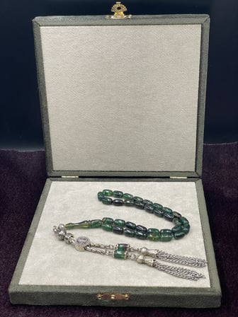 Alpaka Tuğralı Asansör Püsküllü Koyu Yeşil Sıkma Kehribar Tesbih (7x11 mm)