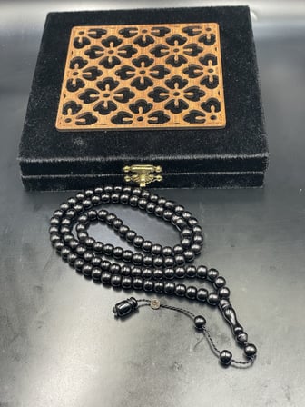 Şükrü Baba İmzalı Sistemli 99'luk Küre Kesim Siyah Sıkma Kehribar Tesbih